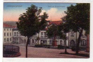 55753 Ak Johanngeorgenstadt Markt mit Kriegerdenkmal um 1910