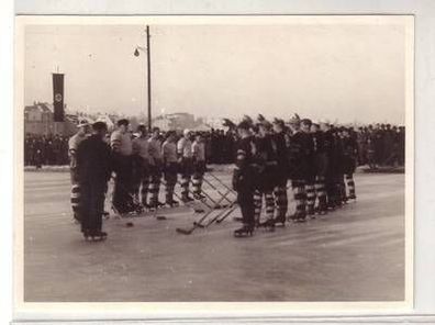 27942 Foto 2 Eishockeymannschaften auf dem Eis um 1935
