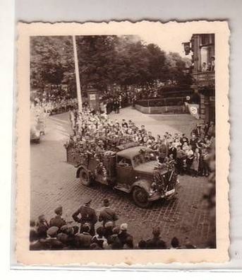 54918 Foto geschmückter LKW mit Soldaten im 2. Weltkrieg