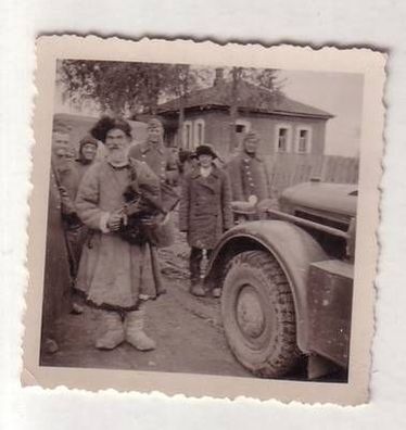 54916 Foto Deutsche Soldaten und russische Bauern im 2. Weltkrieg