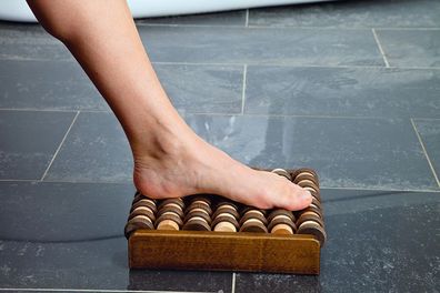 Russka Fußmassageroller Rolling aus Holz Fuß Massagegerät 7 Achsen je 15 Rollen