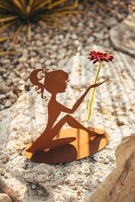 Blumenfee Gartenfigur auf Platte Edelrost Gartendeko Metall Deko