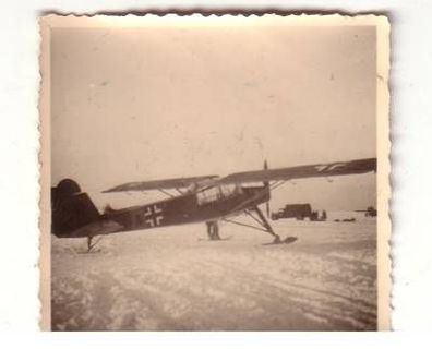 53540 Original Foto Flugzeug Fieseler Storch auf dem Rollfeld in Russland 1943