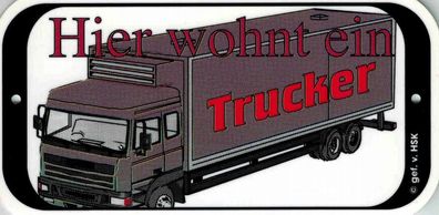 Hinweis- Schild - HIER WOHNT EIN Trucker - Gr. 14,5 X 7,5 cm - 308121