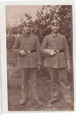 23902 Foto Ak 2 Soldaten mit Pickelhaube um 1915