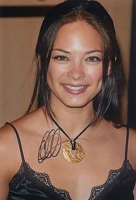 Original Autogramm Kristin KREUK auf Großfoto