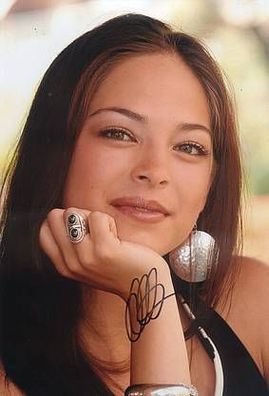 Original Autogramm Kristin KREUK auf Großfoto