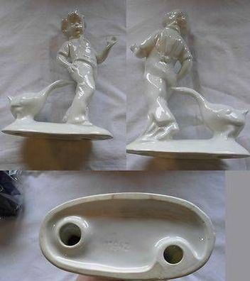 schöne weiße Porzellan Figur Ganz zwickt Jungen in den Hosenboden