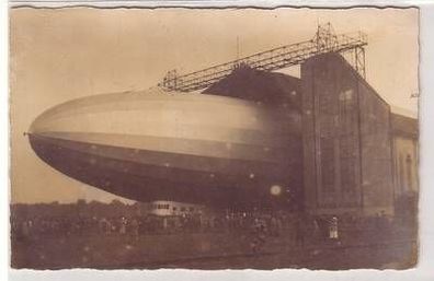 23943 Foto Ak Zeppelin Luftschiff aus der Halle fahrend um 1930