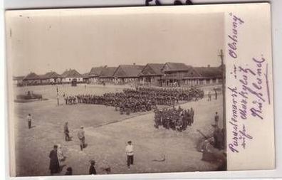 58173 Foto Ak Olstrany Russland Parademarsch am Marktplatz 1. Weltkrieg um 1915