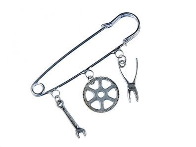 3er Werkzeug Brosche Sicherheitsnadel Pin Tools Zange Schlüssel Zahnrad silber