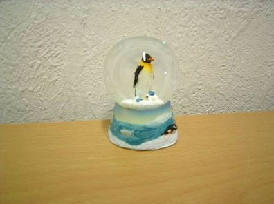 Kleine Schneekugel "Pinguin" (Kunstharz/ Glas) / Small Snow Globe "Penguin"