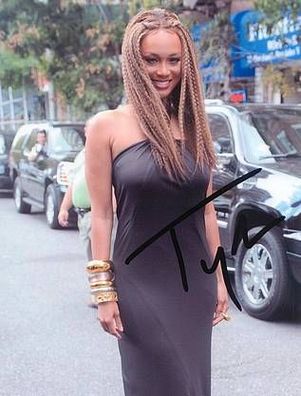 Original Autogramm TYRA BANKS auf Großfoto (COA)