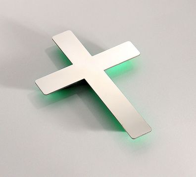 Kreuz Wandkreuz aus Edelstahl poliert - grüner Hintergrund - geradlinig