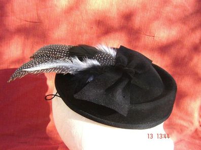 Damenhut flache Pillbox schwarz mit Perlhuhn Federgesteck Handarbeit Abendgala
