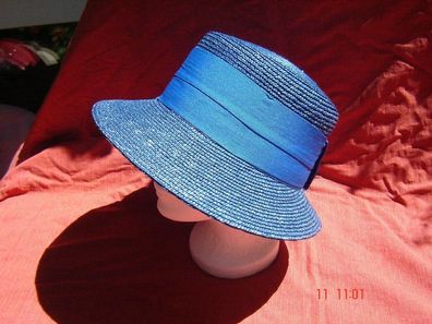 chicer Strohhut feine Strohborte gerader Rand festlicher Hut indigo blau