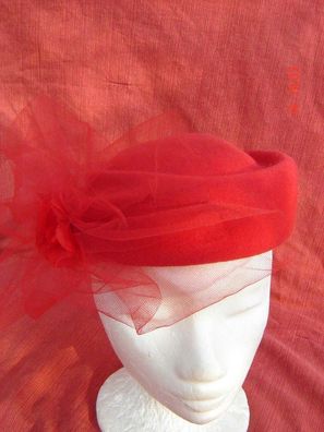 Atelier Einzelstück Damenhut Pillbox Knall Rot schmal Kappe Tüll und Blüten
