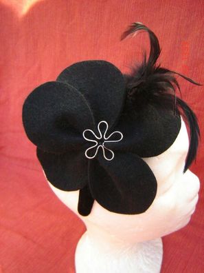 Atelier Einzelstück ausgefallener Haarschmuck Fascinator schwarz Haarfilz Blüte