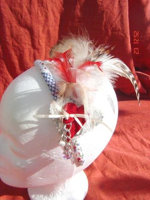 Atelier Einzelstück Haarschmuck Haarreif Fascinator weiß rot Kettchen Federn