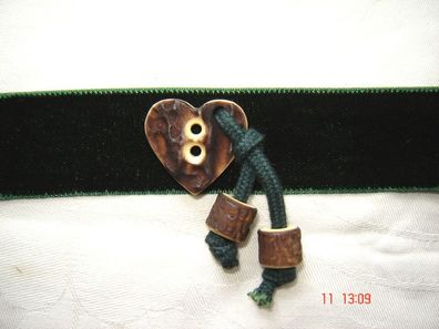 Kropfband Samtband dunkelgrün Halsband mit Herz und Anhänger p