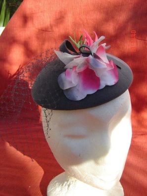 Atelier Einzelstück Pillbox grau mit Blüten pink und Schleiertuff Haarschmuck p