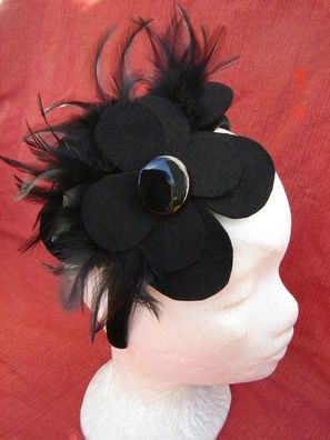 Atelier Einzelstück Haarschmuck Fascinator schwarz Haarfilz Blüte mit Federn