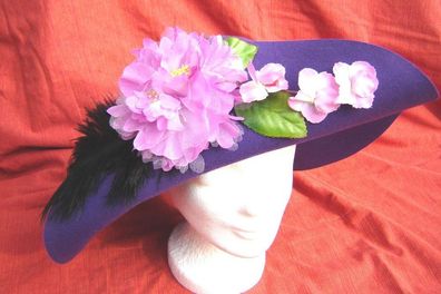 Damenhut mondän weiter Rand Blumenschmuck Feder festlicher Anlaßin Farbe lila