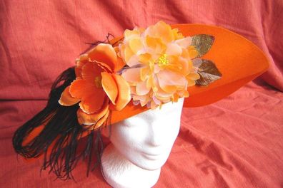 Damenhut mondän weiter Rand Blumenschmuck Feder festlicher Anlaß in Farbe orange p