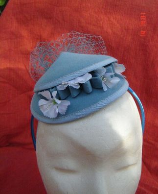 Atelier Einzelstück Pillbox hellblau Blüte und Schleiertuff toller Haarschmuck p