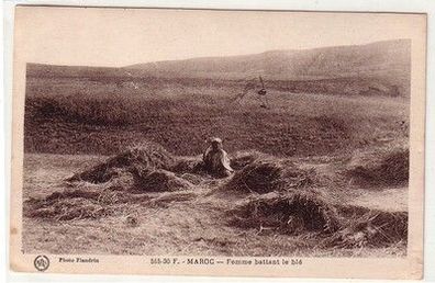 58218 Ak eines deutschen Fremdenlegionärs aus Marokko Frau schlägt Weizen 1927
