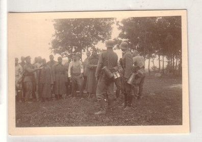 47711 Original Foto Deutsche Soldaten mit 15 russischen Gefangenen