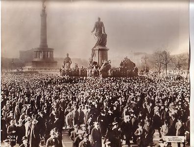 106430 großes Original Propagandafoto "Berlin Massenkundgebung" 1. Weltkrieg