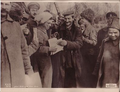 106495 großes Original Propaganda Foto "Soldaten beim Tauschhandel" 1. Weltkrieg