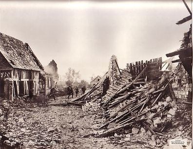 106636 großes Original Propaganda Foto "Erstürmte Ortschaft" 1. Weltkrieg
