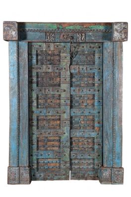 Holzgeschnitzte blaue Tuer mit massivem Rahmen