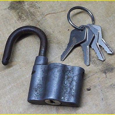 altes Vorhängeschloss (DDR ?) + 4 Schlüssel - Breite ca. 55 mm - Bügel ca. 8 mm
