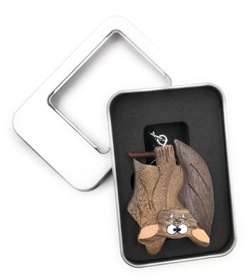 Schlüsselanhänger Holz Fledermaus hängend Tier Säugetier Vampir in Geschenkbox