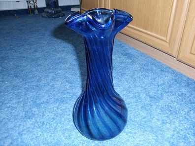 schöne blaue Glasvase für größeren Blumenstrauss
