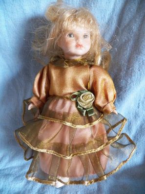 Puppe Porzellanpuppe goldenes Kleid blonde Haare Gummiverbund/ ca.20 groß
