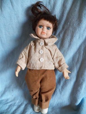 Puppe Porzellanpuppe Mädchen mit Hose und Hemd braune Haare/ ca.24 groß