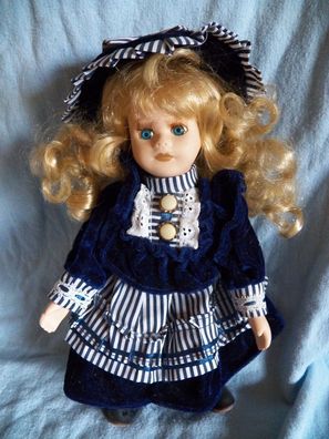 Puppe Porzellanpuppe Mädchen mit blauem Kleid u. Hut blonde Haare/ ca.24 groß