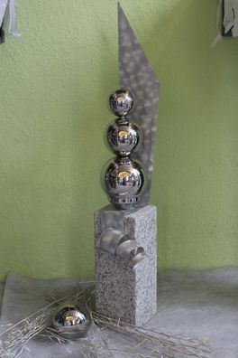 Skulptur Max, heller Granit, 3 Edelstahlkugeln übereinander gesetzt