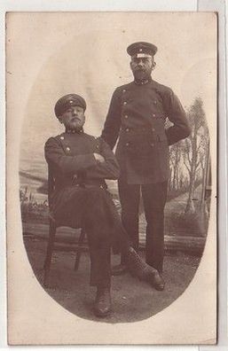 58539 Foto Ak 2 Soldaten in Uniform Kragenspiegel mit Dampflokomotive um 1915
