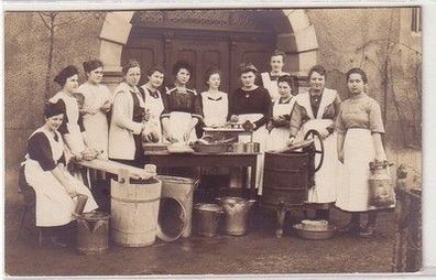 54299 Foto Ak Gruppe Frauen beim backen oder kochen um 1915