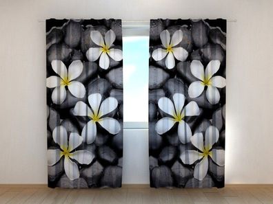 Fotogardinen "Weisse Blumen auf den Steinen" Vorhang mit 3D Fotodruck, Maßanfertigung