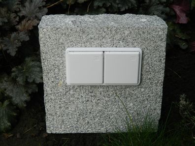 Doppelte Außensteckdose in Granitblock, Gartensteckdose Granit, Naturstein