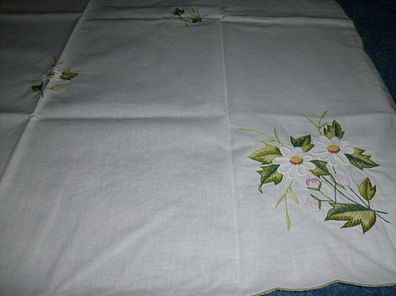 schöne Tischdecke / Mitteldecke mit bestickten Blumenmotiv 80 x 80cm