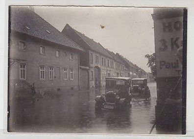 60031 Original Foto 2 alte Automobile auf überschwemmter Strasse um 1910