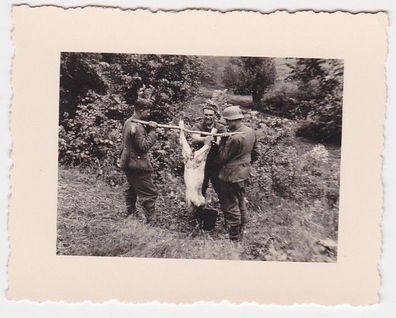 15353 Orig. Foto 3 Soldaten schlachten ein Schaf 2. Weltkrieg