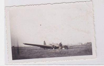 26701 Orig. Foto 2 Soldaten in abgeschossenem Flugzeug Wrack 2. Weltkrieg